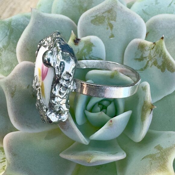 Artisan-crafted Broken China Ring with a Silver Spoon Band & Boho-Metalwork 7.5 - Picture 12 of 12